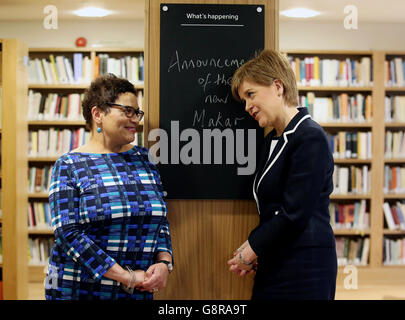 Erste Ministerin Nicola Sturgeon chattet mit dem neuen Makar (National Poet for Scotland) Jackie Kay in der Scottish Poetry Library in Edinburgh. Stockfoto