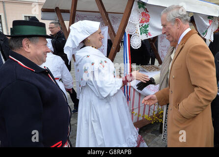 Der Prinz von Wales trifft auf Einheimische, als er am zweiten Tag seiner Reise durch den Balkan in Tvrda, der Altstadt der Stadt Osijek in Ostkroatien, mit der Herzogin von Cornwall Handwerksstände besichtigt. Stockfoto