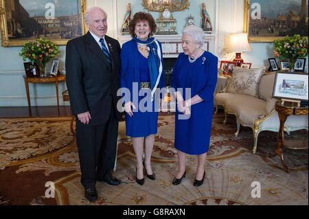 Königin Elizabeth II empfängt den Vizegouverneur von Alberta Lois Mitchell und ihren Ehemann, seine Ehre Herrn Douglas Mitchell, im Buckingham Palace in London. Stockfoto