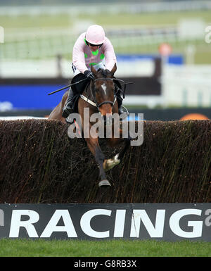 Douvan von Ruby Walsh geritten springt den letzten Zaun auf dem Weg zum Gewinn der Racing Post Arkle Challenge Trophy Chase während Champion Day des Cheltenham Festivals 2016 auf der Cheltenham Rennbahn. Stockfoto