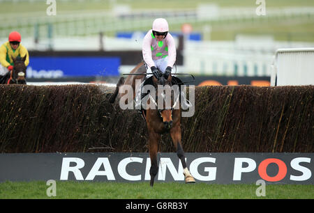 Douvan von Ruby Walsh geritten springt den letzten Zaun auf dem Weg zum Gewinn der Racing Post Arkle Challenge Trophy Chase während Champion Day des Cheltenham Festivals 2016 auf der Cheltenham Rennbahn. Stockfoto