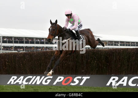 Douvan, der von Ruby Walsh geritten wird, springt frei und gewinnt beim Champion Day des Cheltenham Festivals 2016 auf der Pferderennbahn von Cheltenham in der Racing Post Arkle Challenge Trophy Chase. Stockfoto