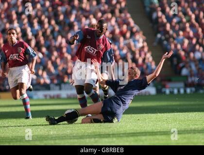 Dean Blackwell von Wimbledon (rechts) rutscht ein, um die Aston Villa's zu bekämpfen Dwight Yorke (links) Stockfoto