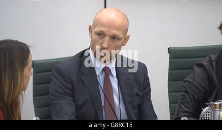 Matt Dawson, Ex-England Rugby-Kapitän und BBC-Moderator, spricht, während das Gesundheits- und Petitionskomitee Beweise von Hinterbliebenen Eltern nach einer MassenPetition über den Meningitis-B-Impfstoff hört. Stockfoto