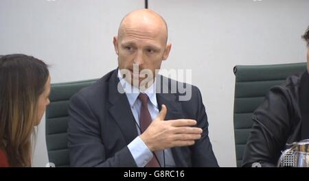 Matt Dawson, Ex-England Rugby-Kapitän und BBC-Moderator, spricht, während das Gesundheits- und Petitionskomitee Beweise von Hinterbliebenen Eltern nach einer MassenPetition über den Meningitis-B-Impfstoff hört. Stockfoto