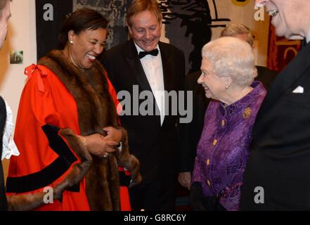 Queen Elizabeth II trifft Baroness Scotland bei einem Empfang anlässlich der Commonwealth Week im Guildhall in London. Stockfoto
