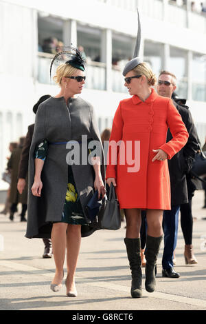 Zara Phillips (rechts) kommt zum St. Patrick's Donnerstag des Cheltenham Festivals 2016 auf der Cheltenham Rennbahn an. Stockfoto