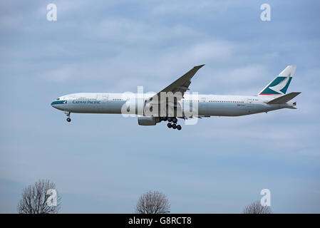 Cathy Pacific Boeing 777-367ER Registrierung B-KQA Ansatz zum Flughafen London Heathrow.  SCO 10.486. Stockfoto