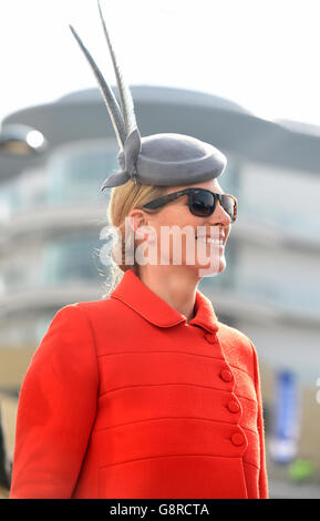 2016 Cheltenham Festival - St. Patrick's Thursday - Cheltenham Racecourse. Zara Phillips kommt zum St. Patrick's Donnerstag des Cheltenham Festivals 2016 auf der Pferderennbahn Cheltenham an. Stockfoto