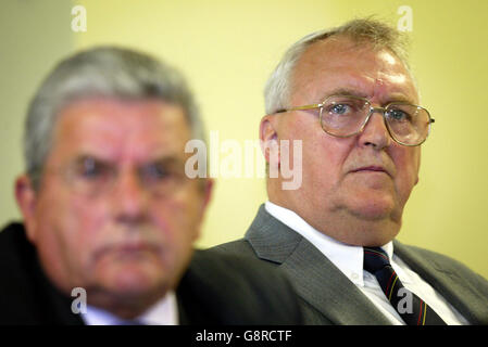 Dawson Baillie, der Großmeister von Belfast County (rechts) und Robert Saulters, der Großmeister des Orange Order, sprachen am Mittwoch, dem 14. September 2005, auf einer Pressekonferenz im Westen von Belfast über die jüngsten Gewalttaten. Die Führer beschuldigten die Polizei für die Gewalt, die am Wochenende um eine umstrittene Parade in der Stadt ausbrach und tagelang andauerte. Siehe PA Geschichte ULSTER Gewalt. DRÜCKEN SIE VERBANDSFOTO. Bildnachweis sollte lauten: Paul Faith/PA Stockfoto