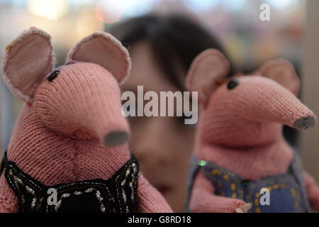 Alice Sage, Kuratorin am V&A Museum of Childhood im Osten Londons mit zwei der Original-Clanger-Puppen, die bei den Dreharbeiten zur Kinderfernsehsendung der 1970er Jahre verwendet wurden, die im Rahmen einer Ausstellung mit dem Titel Clangers, Bagpuss und Co. Ausgestellt wurde Stockfoto