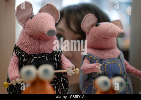 Alice Sage, Kuratorin am V&A Museum of Childhood im Osten Londons mit zwei der Original-Clanger-Puppen, die bei den Dreharbeiten zur Kinderfernsehsendung der 1970er Jahre verwendet wurden, die im Rahmen einer Ausstellung mit dem Titel Clangers, Bagpuss und Co. Ausgestellt wurde Stockfoto