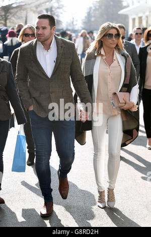 Kieran Hayler (links) und Katie Price während des St. Patrick's Thursday des Cheltenham Festivals 2016 auf der Cheltenham Racecourse. Stockfoto