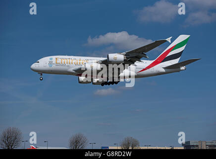 Airbus A 380-861 Registrierung A6-EEB Passagierflugzeug kommen in London Heathrow.  SCO 10.478. Stockfoto
