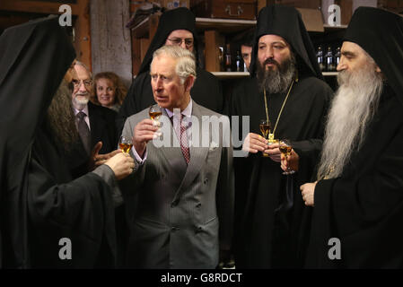 Der Prinz von Wales verkost Cognac mit Mönchen, die am vierten Tag ihrer viertägigen Reise auf den Balkan im 700 Jahre alten Kovilj-Kloster in Novi Sad, Serbien, hergestellt wurden. Stockfoto