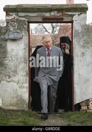 Der Prinz von Wales führt am vierten Tag seiner viertägigen Reise durch den Balkan durch das 700 Jahre alte Klostergelände Kovilj mit dem Abt des Klosters Pater Isihije Hesychios in Novi Sad, Serbien. Stockfoto