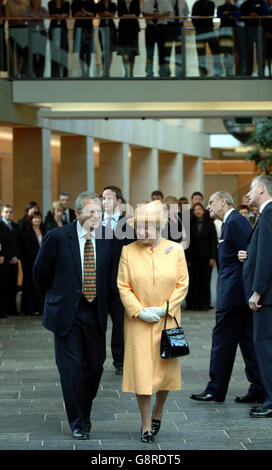 350 Millionen Hauptsitz der Bank of Scotland in Edinburgh, Mittwoch, 14. September 2005. Die Queen, begleitet vom Duke of Edinburgh, flog mit dem Hubschrauber zur offiziellen Enthüllung der neuen Basis der Bank. Sir George Mathewson, Vorsitzender der RBS Group, sagte, die Bank sei erfreut, Gastgeber der königlichen Party zu sein und lobte das "herrliche neue Gebäude". Siehe PA Story ROYAL Bank. DRÜCKEN Sie VERBANDSFOTO. Bildnachweis sollte lauten: Ian Rutherford/PA/NPA Rota/The Scotsman Stockfoto
