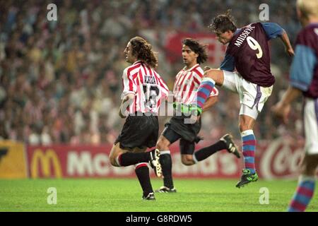 Aston Villa's Savo Milosevic (rechts) fährt vor Athletic Bilbao's Bittor Alkiza (links) in einem Schuss auf das Tor schießen Stockfoto