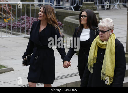 Die Darsteller Alison King (links) und Kym Marsh (Mitte) kommen zur Beerdigung des Schöpfers und Schriftstellers Tony Warren in der Kathedrale von Manchester an. Stockfoto