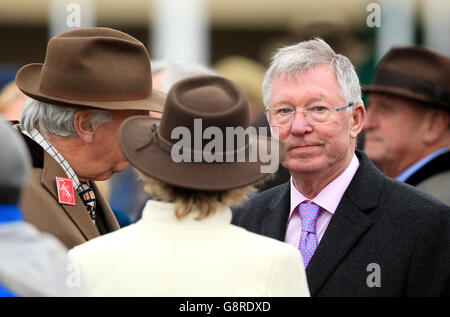 Sir Alex Ferguson beim Gold Cup Day des Cheltenham Festivals 2016 auf der Cheltenham Rennbahn. Stockfoto