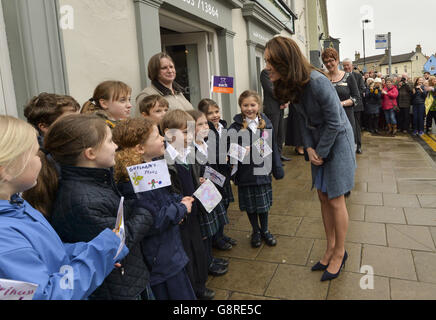 Die Herzogin von Cambridge spricht mit Kindern der Greshams School, als sie zu ihrem Besuch kommt, um einen neuen Wohltätigkeitsladen für East Anglia's Children's Hospices (JEWEILS) in holt, Norfolk, zu eröffnen. Stockfoto