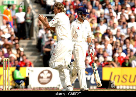 Der Australier Glenn McGrath (L) feiert am letzten Tag des fünften npower-Test-Spiels am Brit Oval, London, am 12. September 2005, das Wicket des Englands Michael Vaughan für 45 Läufe. DRÜCKEN SIE VERBANDSFOTO. Bildnachweis sollte lauten: Chris Young/PA. Stockfoto