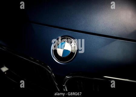 BMW Logo auf Motorhaube Stockfoto