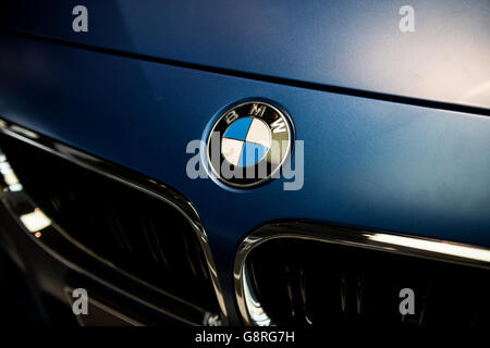 BMW Logo auf Motorhaube Stockfoto