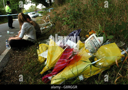 Blumen-Tribute links in der Nähe der Szene, wo zwei Teenager Jungen wurden ermordet in Wokingham, Berkshire, Montag, 12. September 2005. Die beiden Opfer wurden vor Ort als 14-jähriger Steven Bayliss und sein Freund benannt, der nur unter dem Spitznamen T-Wood benannt wurde. Am Ort des Doppelmordes wurden Blumensträuße aus Chrysanthemen und Lilien von Schulfreunden den ganzen Tag über hinterlassen. Die Stelle, an der die Leichen gefunden wurden, eine kurze Strecke entlang eines Waldweges, blieb an diesem Nachmittag verschlossen. An einer Polizeikordon waren neben den Blumen Flugblätter für Jugendberatung platziert worden. Viele der Stockfoto