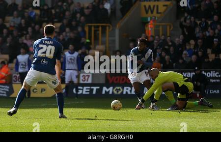 Wolverhampton Wanderers gegen Birmingham City - Sky Bet Championship - Molineux. Der Birmingham-Spieler Jacques Maghoma und der Wolves' Carl Ikeme kämpfen während des Sky Bet Championship-Spiels in Molineux, Wolverhampton, um den Ball. Stockfoto