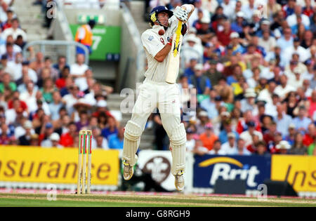 Der englische Kevin Pietersen spielt am letzten Tag des fünften npower-Testmatches im Brit Oval, London, am 12. September 2005 einen Kopfgeldjäger aus dem australischen Brett Lee. DRÜCKEN Sie VERBANDSFOTO. Bildnachweis sollte lauten: Chris Young/PA. Stockfoto