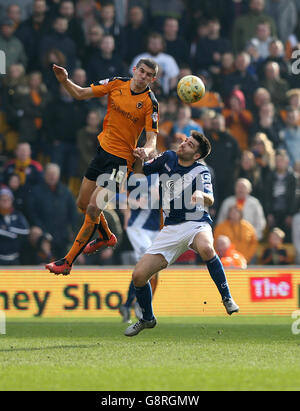 Wolverhampton Wanderers gegen Birmingham City - Sky Bet Championship - Molineux. Jon Toral aus Birmingham und Conor Coady von Wolves kämpfen während des Sky Bet Championship-Spiels in Molineux, Wolverhampton, um den Ball. Stockfoto