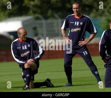 Alex Rae (L) der Rangers und Fernando Ricksen während einer Trainingseinheit im Murray Park, Glasgow, Montag, 12. September 2005. Die Rangers treffen morgen Abend in der Champions League auf den FC Porto. DRÜCKEN Sie VERBANDSFOTO. Bildnachweis sollte lauten: Danny Lawson/PA. **** Stockfoto