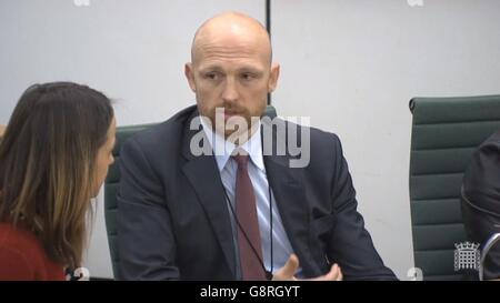 Matt Dawson, Ex-England Rugby-Kapitän und BBC-Moderator, spricht, während das Gesundheits- und Petitionskomitee Beweise von Hinterbliebenen Eltern nach einer MassenPetition über den Meningitis-B-Impfstoff hört. Stockfoto