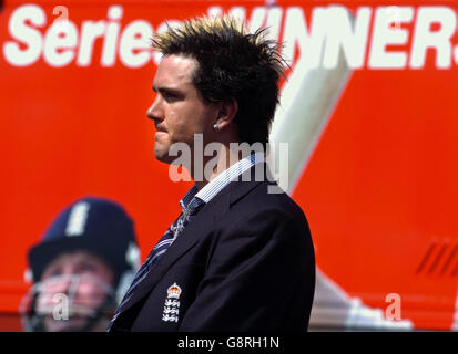 England Cricketer Kevin Pietersen während der Siegesparade der Ashes am Dienstag, 13. September 2005 auf dem Trafalgar Square in London. England gewann die Asche gestern nach dem letzten Test Match und gewann die Serie 2-1. DRÜCKEN Sie VERBANDSFOTO. Bildnachweis sollte lauten: Chris Radburn/PA. Stockfoto