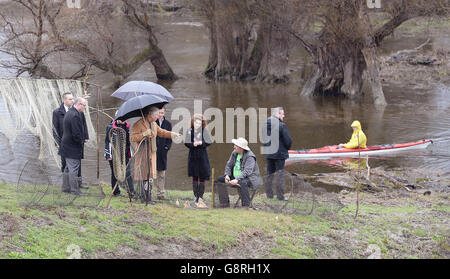 Der Prinz von Wales spricht mit einem Fischer, als er am zweiten Tag seiner Balkanreise das Kopacki Rit Wetlands in der Nähe von Osjek in Ostkroatien besucht. Stockfoto