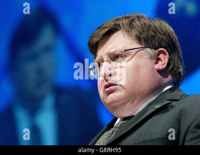 Ian McCartney, Vorsitzender der Labour Party, spricht über die jährliche TUC-Konferenz in Brighton, Sussex, Dienstag, 13. September 2005. Siehe PA TUC Stories. DRÜCKEN SIE VERBANDSFOTO. Der Bildnachweis sollte lauten: Gareth Fuller/PA Stockfoto