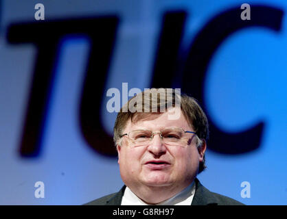 Ian McCartney, Vorsitzender der Labour Party, spricht über die jährliche TUC-Konferenz in Brighton, Sussex, Dienstag, 13. September 2005. Siehe PA TUC Stories. DRÜCKEN SIE VERBANDSFOTO. Der Bildnachweis sollte lauten: Gareth Fuller/PA Stockfoto