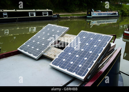 Sonnenkollektoren auf dem Dach eines Kanals schmal Boot Stockfoto