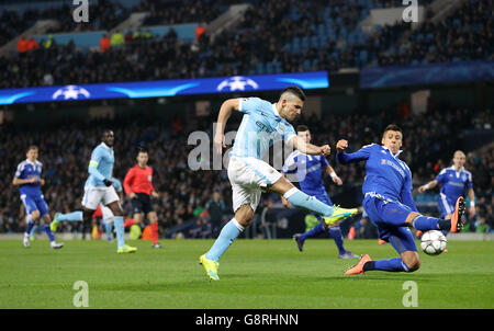 Sergio Aguero von Manchester City trifft zwar ein Tor, erzielt aber beim UEFA Champions League-Spiel im Etihad Stadium in Manchester kein Tor. Stockfoto