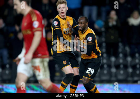 Hull Citys Sone Aluko (rechts) feiert seinen Ausgleich mit Sam Clucas von Hull City während des Sky Bet Championship-Spiels im KC Stadium, Hull. Stockfoto