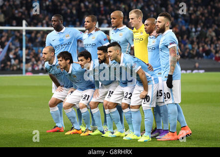 Manchester City Team Group. (Linke Reihe) Back Row: Yaya Toure, Fernando, Vincent Kompany, Torwart Joe Hart, Fernandinho und Nicolas Otamendi. Front Row: Pablo Zabaleta, David Silva, Jesus Navas, Gael Clichy und Sergio Aguero während des UEFA Champions League Spiels im Etihad Stadium, Manchester. Stockfoto