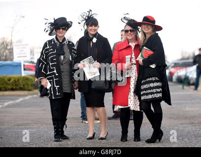 2016 Cheltenham Festival - Ladies Day - Cheltenham Rennbahn. Eine Gruppe von Rennegoern, die zum Ladies Day des Cheltenham Festivals 2016 auf der Pferderennbahn Cheltenham ankommen. Stockfoto