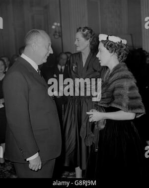 Christian Dior, der Pariser Modedesigner, mit Prinzessin Margaret im Blenheim Palace für eine Präsentation der Paris Winter Collection von Christian Dior, die in Unterstützung der British Red Cross Society stattfand. Der Palast wurde für den Anlass von Herzog und Herzogin von Marlborough verliehen, und die Show wurde von Prinzessin Margaret besucht. Stockfoto