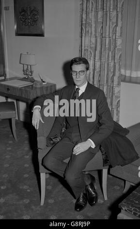 M. Yves St. Laurent, der brillante junge Nachfolger des verstorbenen Christian Dior, im Dior Salon in Mayfair, London. Stockfoto