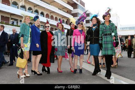 Weibliche Rennfahrer kommen zum Ladies Day des Cheltenham Festivals 2016 auf der Pferderennbahn von Cheltenham an. Stockfoto