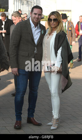 Katie Price und ihr Mann Kieran Hayler während des St. Patrick's Donnerstag des 2016 Cheltenham Festivals auf der Cheltenham Rennbahn. Stockfoto