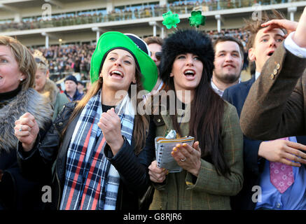 Weibliche Rennegoerinnen feuern die Pferde während der Hürde des Trull House Gestüts Mares für Novizen während des St. Patrick's Donnerstag des Cheltenham Festivals 2016 auf der Pferderennbahn Cheltenham an. DRÜCKEN SIE VERBANDSFOTO. Bilddatum: Donnerstag, 17. März 2016. Siehe PA Story RACING Trull. Bildnachweis sollte lauten: Mike Egerton/PA Wire. Stockfoto