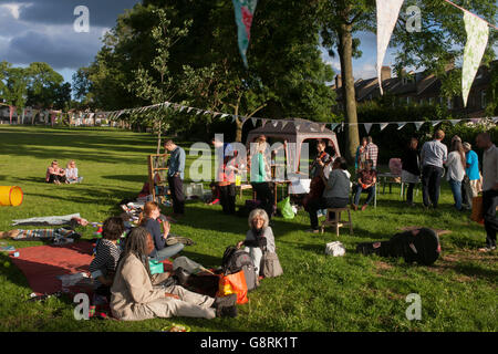 Mitglieder der Kampagne, in der Nähe der Carnegie-Bibliothek in Herne Hill speichern und organisieren von Lambeth Rat geschlossen ein Pop-up-Bibliothek und Party in Ruskin Park, SE24. Stockfoto