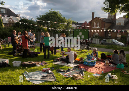 Mitglieder der Kampagne, in der Nähe der Carnegie-Bibliothek in Herne Hill speichern und organisieren von Lambeth Rat geschlossen ein Pop-up-Bibliothek und Party in Ruskin Park, SE24. Stockfoto